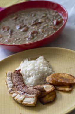 Öğle yemeği, kırmızı tabakta mercimek. Kolombiya.