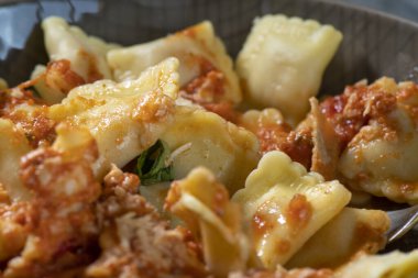 Önde peynirli makarna yemek için..