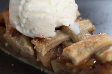 Elmalı ekmek, siyah tabakta dondurma. Kolombiya.