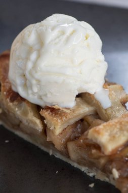 Elmalı ekmek, siyah tabakta dondurma. Kolombiya.