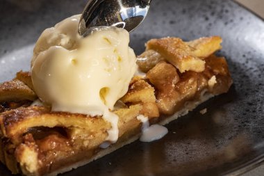 Elmalı ekmek, siyah tabakta dondurma. Kolombiya.