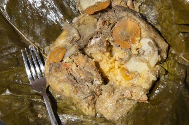 Yeşil yapraklı et ve pirinç Tamale. Kolombiya yemeği.