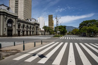 Medellin, Antioquia, Kolombiya. Temmuz 2020, San Juan Bulvarı ve sarı köprü. Mavi gökyüzü.