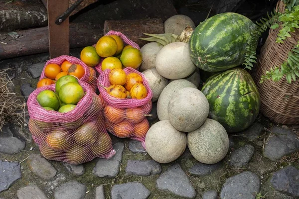 전경에 다채로운 과일과 — 스톡 사진