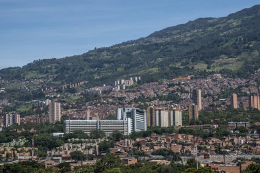 Medellin, Antioquia, Kolombiya. Temmuz 2020: Kuzeybatıda panoramik manzara. Pablo Tobon Hastanesi.