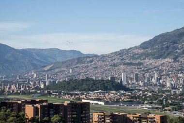 Medellin, Antioquia, Kolombiya. Temmuz 2020: Şehrin batıdan panoramik manzarası.