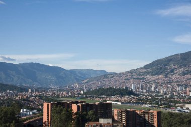 Medellin, Antioquia, Kolombiya. Temmuz 2020: Şehrin batıdan panoramik manzarası.