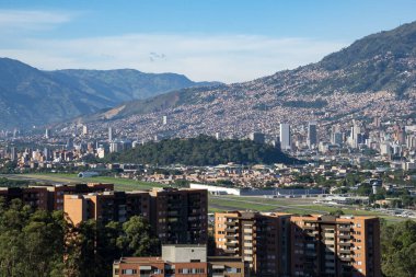 Medellin, Antioquia, Kolombiya. Temmuz 2020: Şehrin batıdan panoramik manzarası.