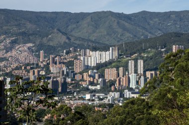 Medellin, Antioquia, Kolombiya. Temmuz 2020: Şehrin batısından Poblado 'nun panoramik manzarası.