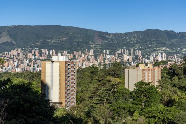 Medellin, Antioquia, Kolombiya. Temmuz 2020: Şehrin batısından Poblado 'nun panoramik manzarası.
