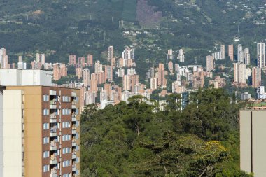 Medellin, Antioquia, Kolombiya. Temmuz 2020: Şehrin batısından Poblado 'nun panoramik manzarası.