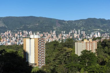 Medellin, Antioquia, Kolombiya. Temmuz 2020: Şehrin batısından Poblado 'nun panoramik manzarası.