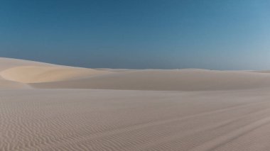 Maranho, Brezilya, Lenis Maranhenses Ulusal Parkı. 20 Eylül 2019: Kum tepeleri arasındaki göl