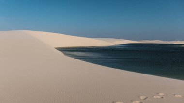 Maranho, Brezilya, Lenis Maranhenses Ulusal Parkı. 20 Eylül 2019: Kum tepeleri arasındaki göl