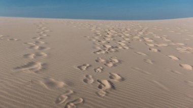 Maranho, Brezilya, Lenis Maranhenses Ulusal Parkı. 20 Eylül 2019: Kum tepeleri arasındaki göl