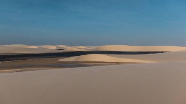 Maranho, Brezilya, Lenis Maranhenses Ulusal Parkı. 20 Eylül 2019: Kum tepeleri arasındaki göl