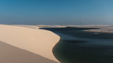 Maranho, Brezilya, Lenis Maranhenses Ulusal Parkı. 20 Eylül 2019: Kum tepeleri arasındaki göl