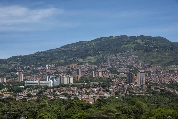 Medellin, Antioquia, Kolombiya. Temmuz 2020: Kuzeybatıda panoramik manzara. Pablo Tobon Hastanesi.