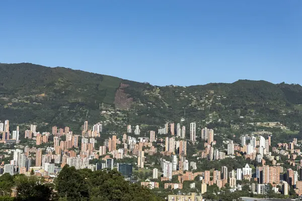 Medellin, Antioquia, Kolombiya. Temmuz 2020: Şehrin batısından Poblado 'nun panoramik manzarası.