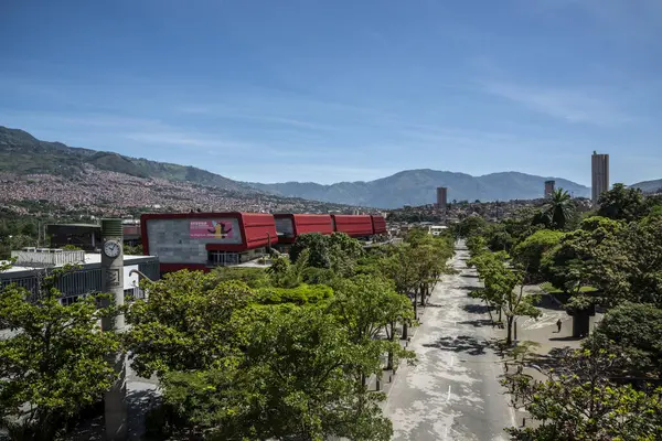 Medellin, Antioquia, Kolombiya. Ağustos 2020: Mavi gökyüzü ile yeşil koridor ve parkı keşfetmek.