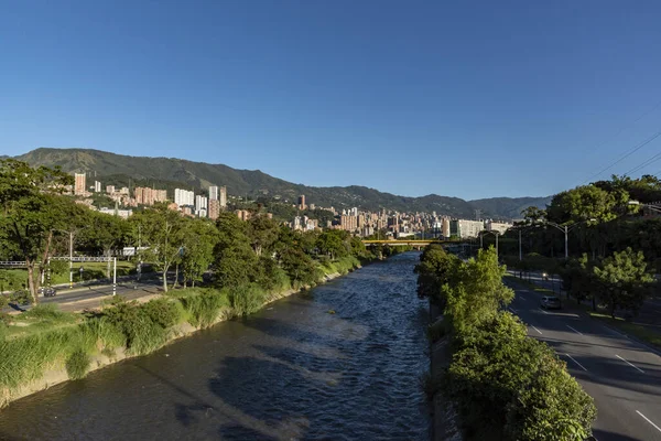 Medellin, Antioquia, Kolombiya. Ağustos 2020: 33 'ten Medellin nehri ve Poblado binaları.