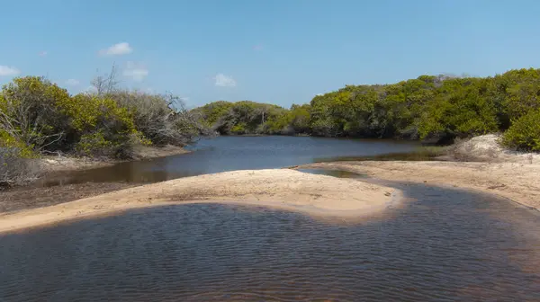 Maranho, Brezilya, Lenis Maranhenses Ulusal Parkı. 20 Eylül 2019: Kum tepeleri arasındaki göl