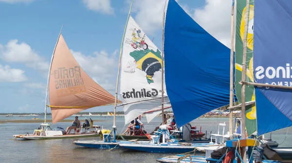 Porto de Galinhas, Ipojuca, Brezilya. 16 Eylül 2019: Renkli şemsiyeli kumsal, mavi gökyüzü ve palmiye ağaçları.