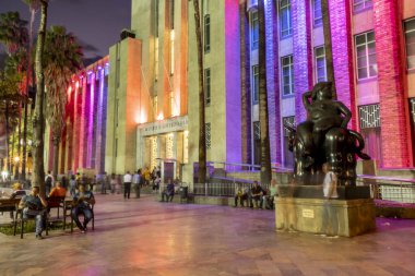 Medellin, Antioquia, Kolombiya. 13 Ocak 2020: Botero Meydanı 'ndaki renkli ve kentsel manzara.