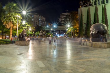 Medellin, Antioquia, Kolombiya. 13 Ocak 2020: Botero Meydanı 'ndaki renkli ve kentsel manzara.