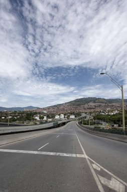 Medellin, Antioquia, Kolombiya. 26 Mayıs 2020, Laura Ana köprüsünün manzarası ve dağlı mavi gökyüzü. Şehirde karantina.