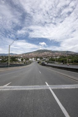 Medellin, Antioquia, Kolombiya. 26 Mayıs 2020, Laura Ana köprüsünün manzarası ve dağlı mavi gökyüzü. Şehirde karantina.