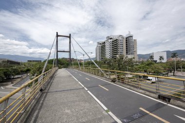 Medellin, Antioquia, Kolombiya. 26 Mayıs 2020, Avenida San Juan 'ın karantina gününde manzarası. Epm akıllı bina.