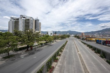 Medellin, Antioquia, Kolombiya. 26 Mayıs 2020, Avenida San Juan 'ın karantina gününde manzarası. Epm akıllı bina.