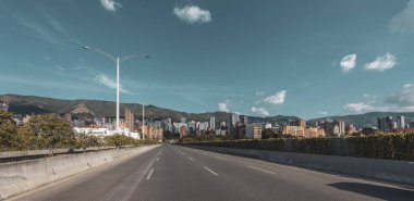 Medellin, Antioquia, Kolombiya. 26 Mayıs 2020, Aguacatala Bulvarı ve mavi gökyüzündeki panoramik manzara. Karantina.