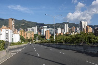 Medellin, Antioquia, Kolombiya. 26 Mayıs 2020, Aguacatala Bulvarı ve mavi gökyüzündeki panoramik manzara. Karantina.