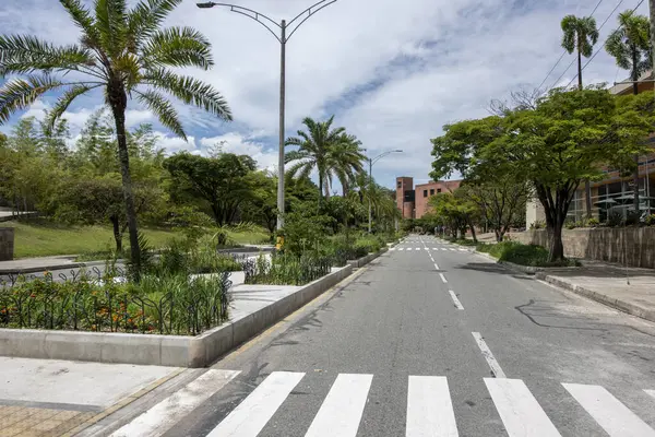 Medellin, Antioquia, Kolombiya. 26 Mayıs 2020: Plaza Belediye Başkanı Kongre Merkezi ve Metroplus İstasyonu.