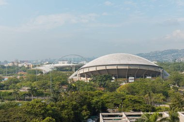 Cali, Valle del Cauca, Kolombiya. 17 Mayıs 2018: MIO ulaşım sisteminin mavi taksisi ve renkli cepheli evler.