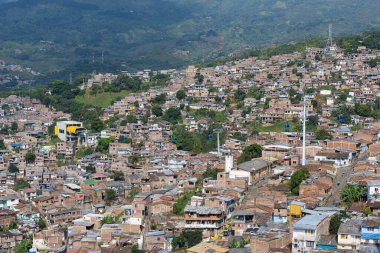 Cali, Valle del Cauca, Kolombiya. 17 Mayıs 2018: MIO ulaşım sisteminin mavi taksisi ve renkli cepheli evler.