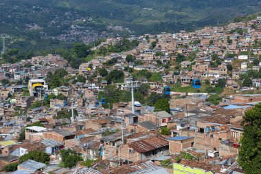 Cali, Valle del Cauca, Kolombiya. 17 Mayıs 2018: MIO ulaşım sisteminin mavi taksisi ve renkli cepheli evler.