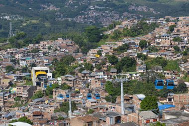 Cali, Valle del Cauca, Kolombiya. 17 Mayıs 2018: MIO ulaşım sisteminin mavi taksisi ve renkli cepheli evler.