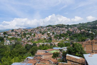 Cali, Valle del Cauca, Kolombiya. 17 Mayıs 2018: MIO ulaşım sisteminin mavi taksisi ve renkli cepheli evler.