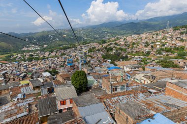 Cali, Valle del Cauca, Kolombiya. 17 Mayıs 2018: MIO ulaşım sisteminin mavi taksisi ve renkli cepheli evler.