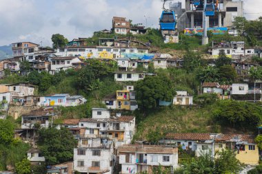 Cali, Valle del Cauca, Kolombiya. 17 Mayıs 2018: MIO ulaşım sisteminin mavi taksisi ve renkli cepheli evler.