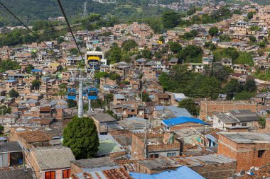 Cali, Valle del Cauca, Kolombiya. 17 Mayıs 2018: MIO ulaşım sisteminin mavi taksisi ve renkli cepheli evler.