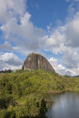Guatape, Antioquia, Kolombiya. 4 Ağustos 2018 Piedra del Peol manzarası ve barajlı mavi gökyüzü.