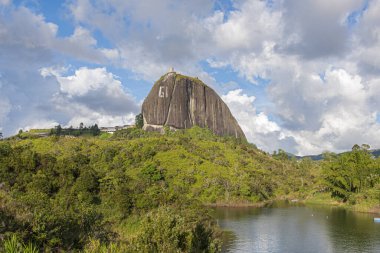 Guatape, Antioquia, Kolombiya. 4 Ağustos 2018 Piedra del Peol manzarası ve barajlı mavi gökyüzü.