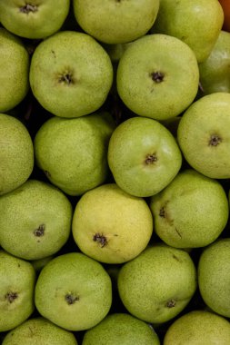 Medellin, Antioquia, Kolombiya. 4 Şubat 2019: Piyasadaki yeşil ve taze armutların geçmişi.