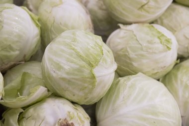 Piyasada taze ve yeşil marul yakın plan..