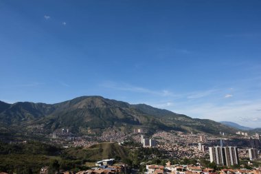 Bello, Antioquia, Kolombiya. 17 Aralık 2019: Mimari, dağlar ve mavi gökyüzüyle Bello manzarası