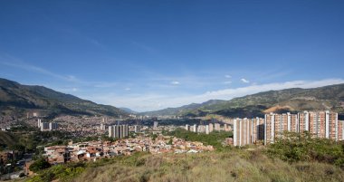 Bello, Antioquia, Kolombiya. 17 Aralık 2019: Mimari, dağlar ve mavi gökyüzüyle Bello manzarası